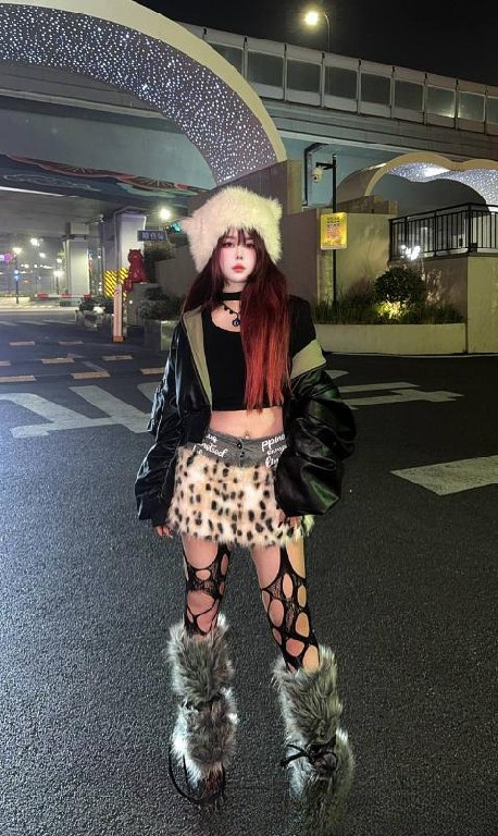 制服诱惑翘臀馨菲老师