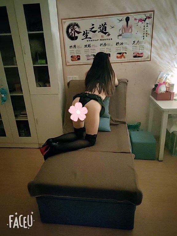 江宁肤白貌美大长腿