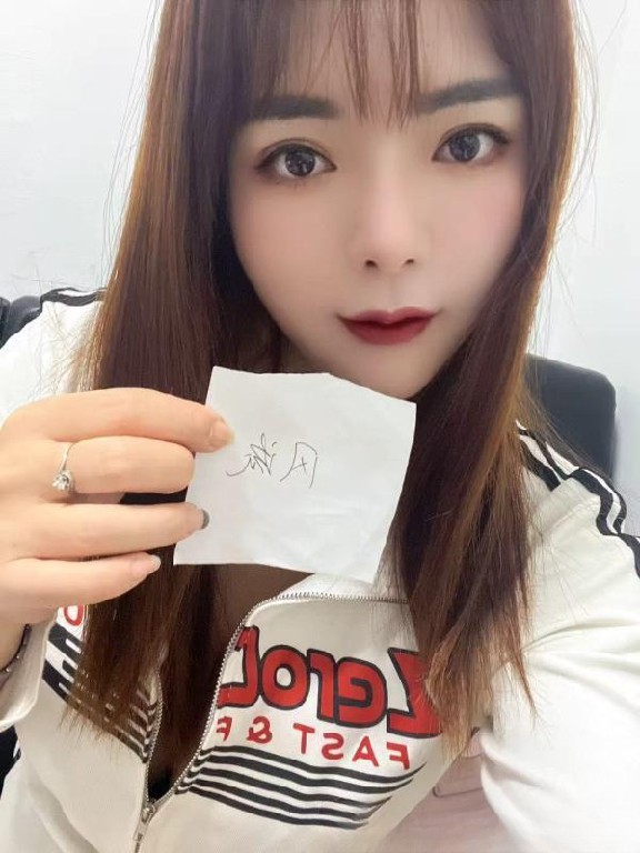 龙华丰满尤物小甜心