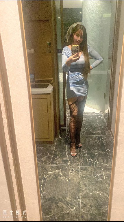 粉嫩反差眼镜骚妹