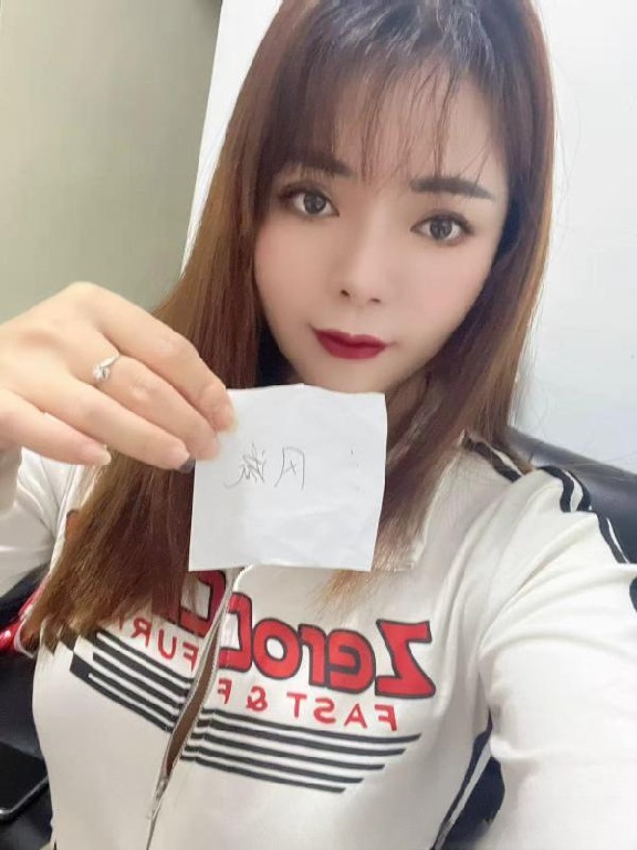 龙华丰满尤物小甜心