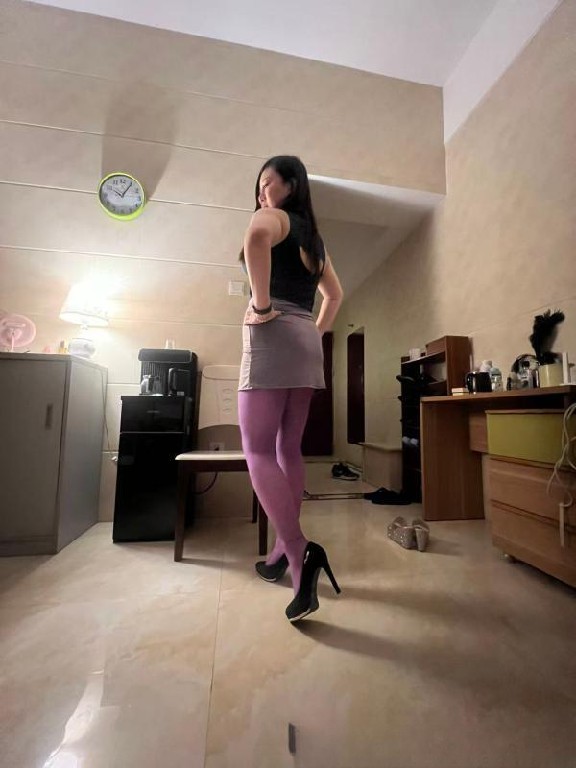 制服肉臀小后妈