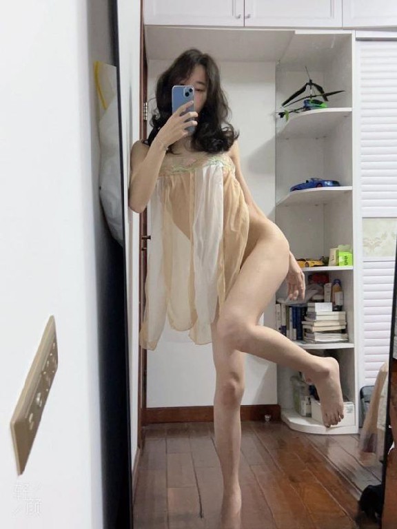 冷白皮美腿小少妇