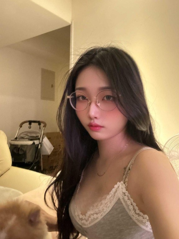 二七反差眼镜萌儿