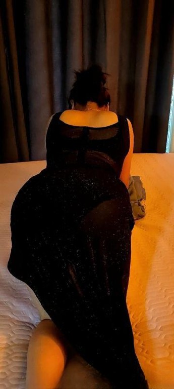 瑶海丸子头美妇