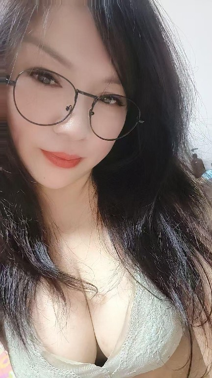 角色扮演的少妇