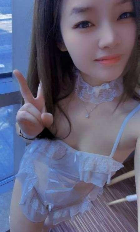 性感粉嫩翘臀骚妹