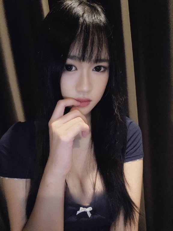 绝佳身材一字马喷水御姐