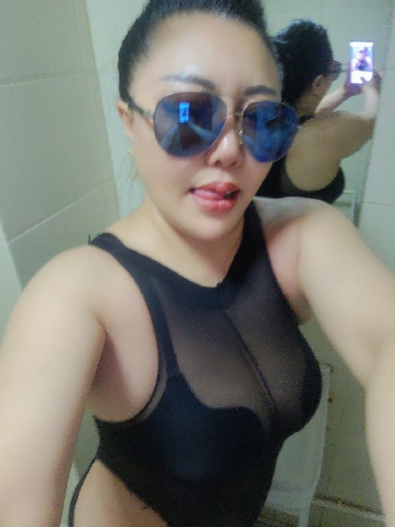 大奶肥臀后入淫女