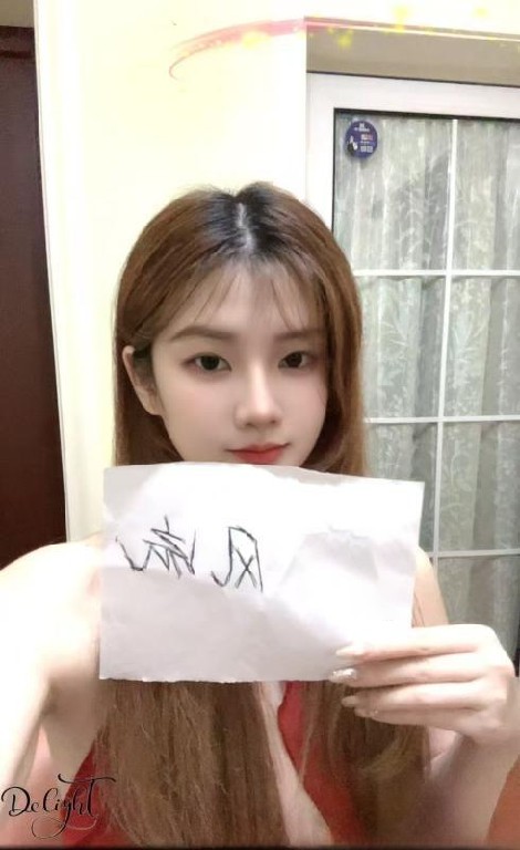 建邺冷白皮美少女