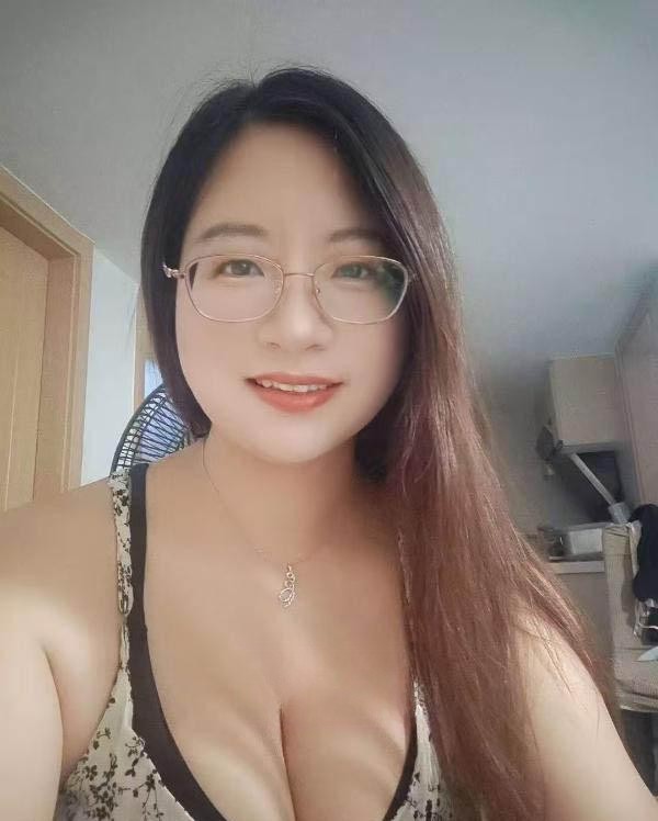 一副良家脸巨乳小姐姐