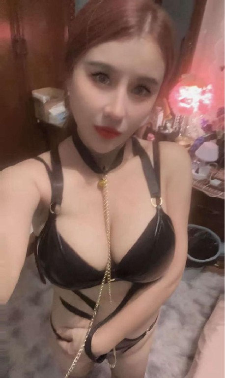 前凸后翘混血少妇