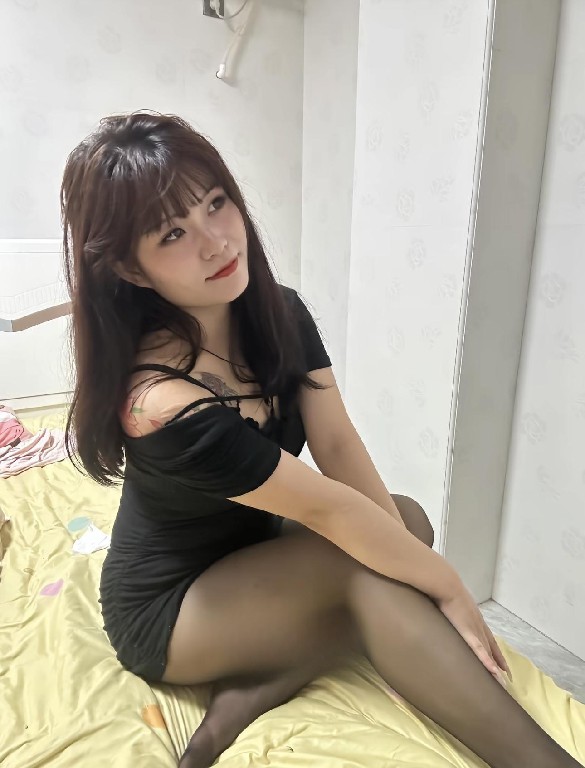 敏感粉嫩微胖女生