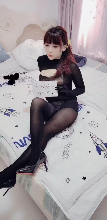 黑丝性感翘臀小骚妇