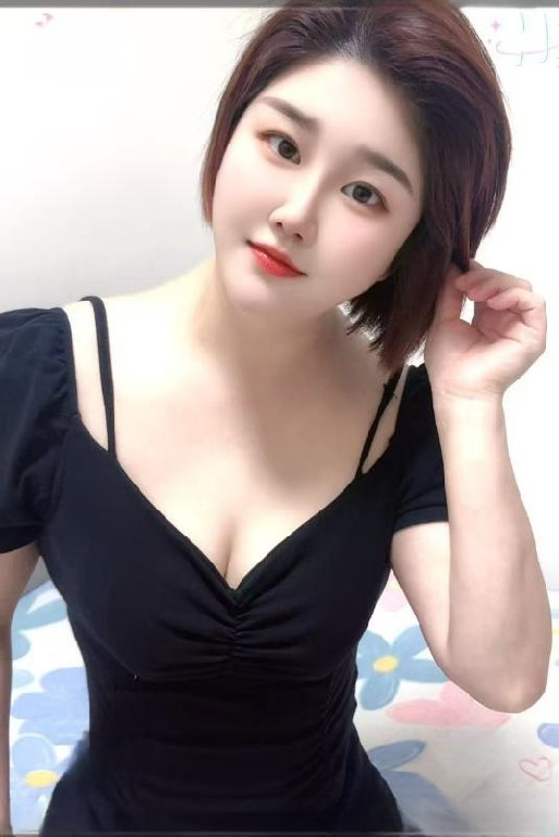 东门短发性感少妇