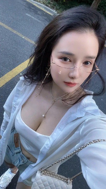 大白臀兼职小淫妹