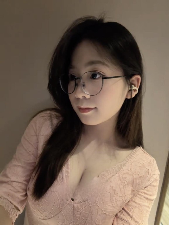 极品反差喷泉眼镜妹粉嫩逼