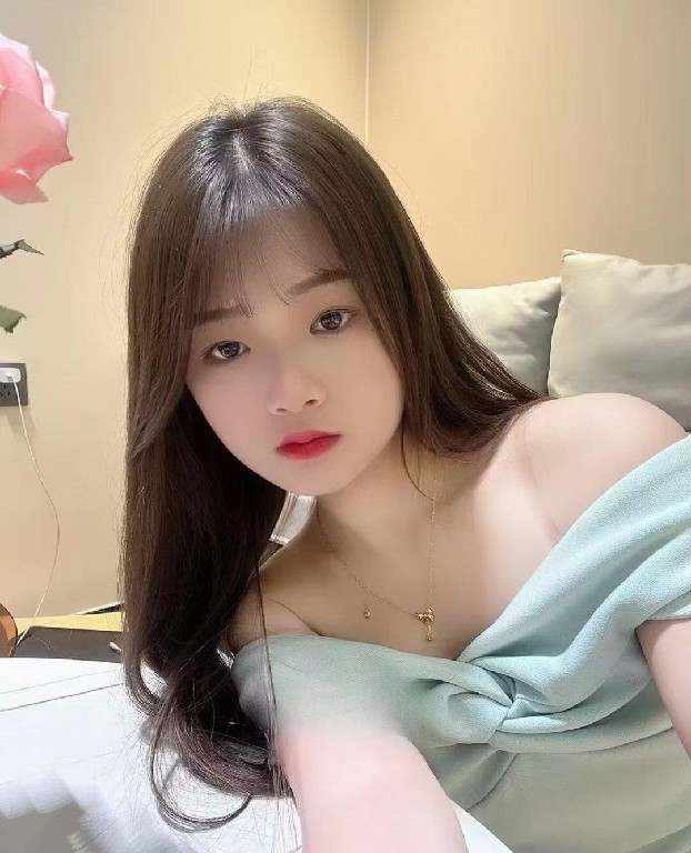 肤白貌美小姐姐