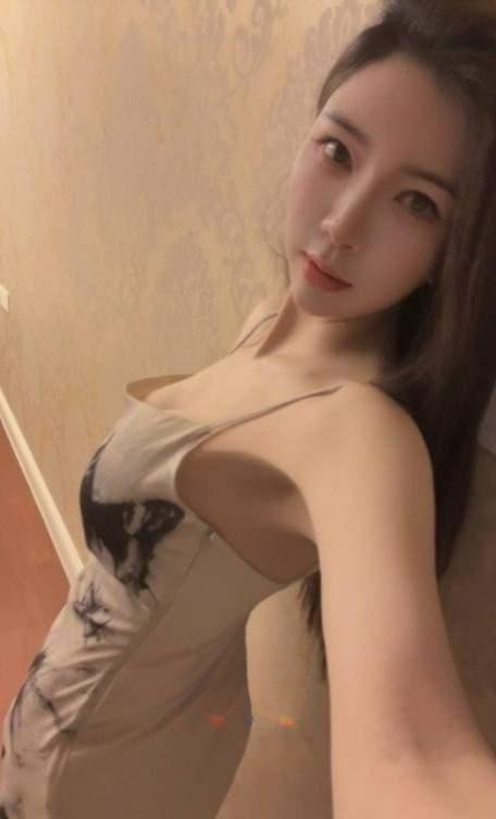 胸很漂亮骨子里很骚的妹子