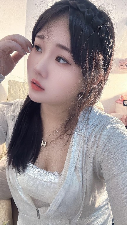 蜜桃臀清纯嫩妹大奶长腿