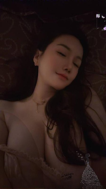 火辣身材混血颜值妹子