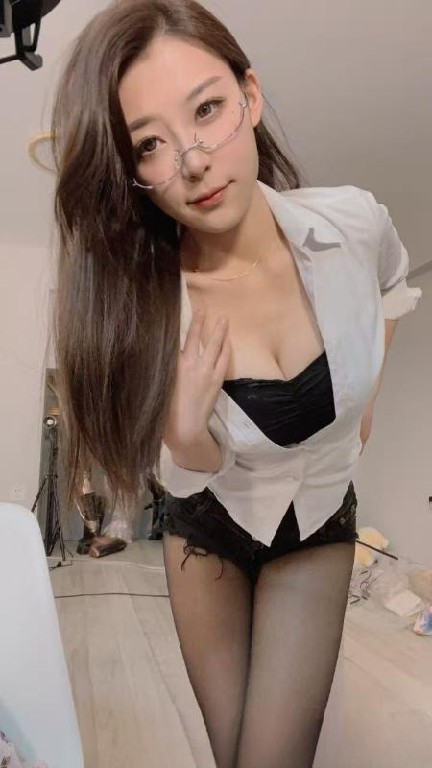 眼镜风骚翘臀妹