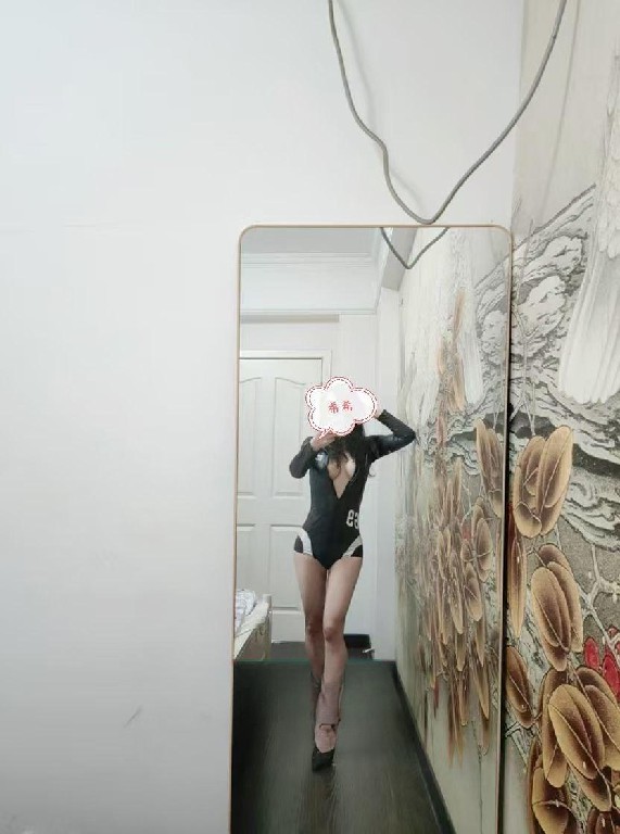 长腿蜜桃臀骚妹