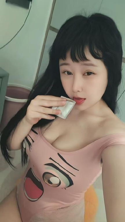 东站娃娃脸巨乳少妇