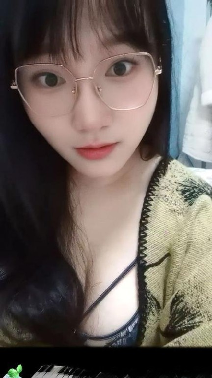 瑶海眼镜妹笑笑