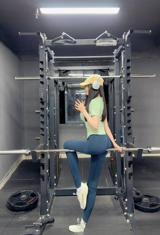 身材火辣蜜桃臀老师