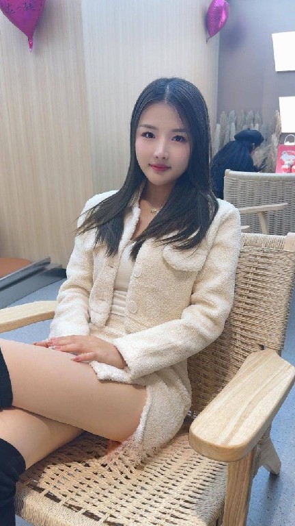 体验制服诱惑的大长腿妹妹!