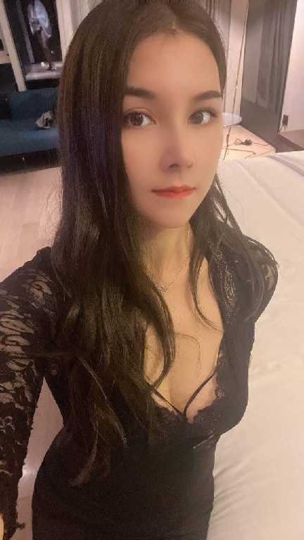 性感黑丝大胸长腿美女