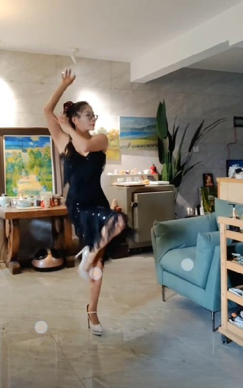 双飞舞蹈姐妹腰细胸大