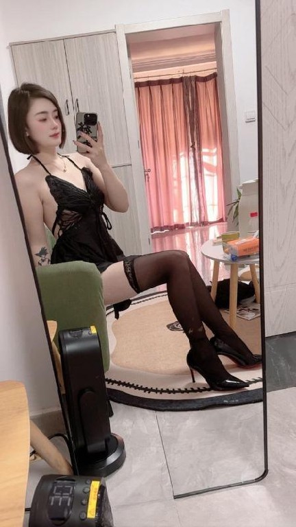 园区黑丝翘臀骚货