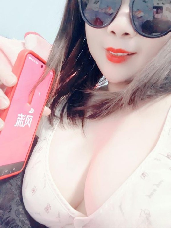 大胸性感小少妇