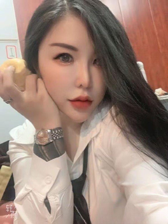 栖霞性感肥臀巨乳