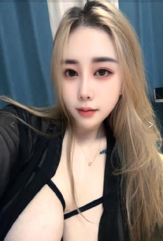 绝绝子巨乳美女