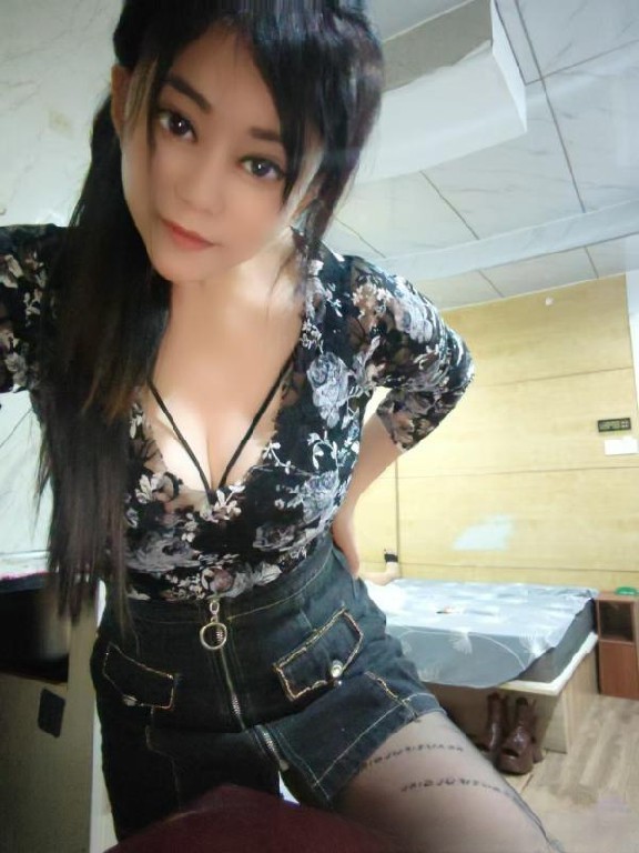 大胸服务类熟女