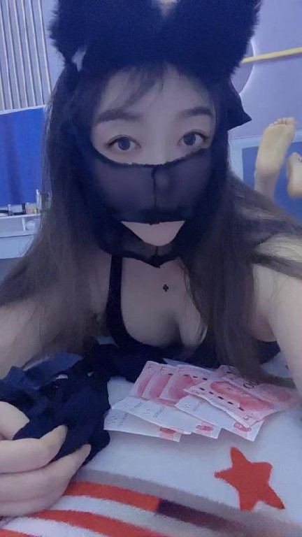 胸大臀圆美少妇