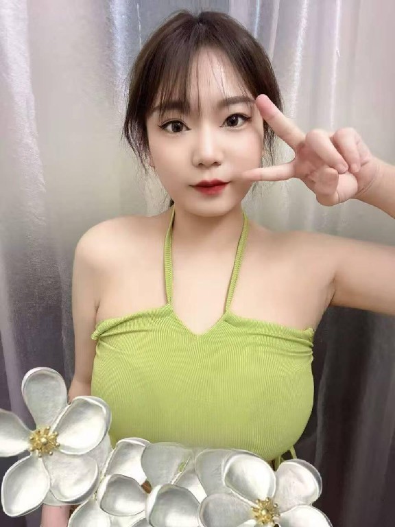 前凸后翘极品长腿美女