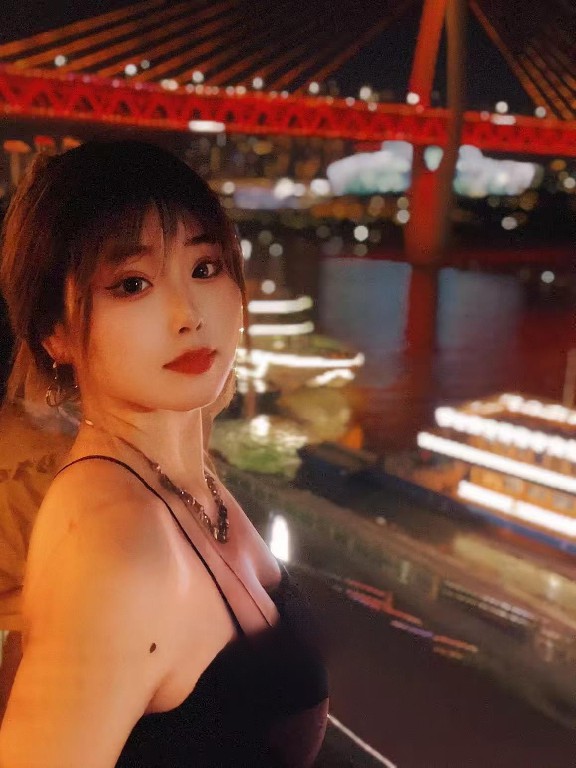 邻家小妹身材丰满有料