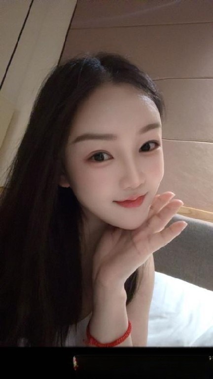 白云颜值女友依依