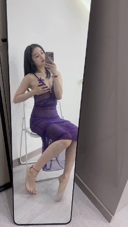 嫩妹身材高挑性感大长腿