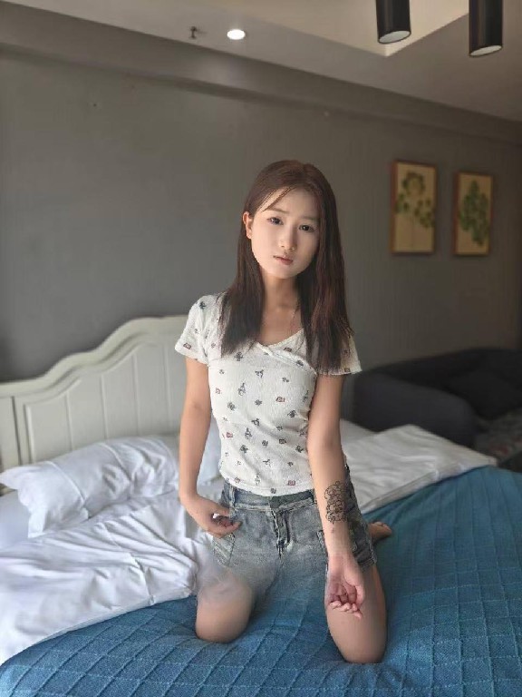 粉嫩白虎小骚货