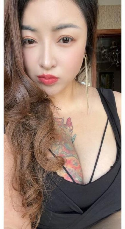 纹身大奶美少妇