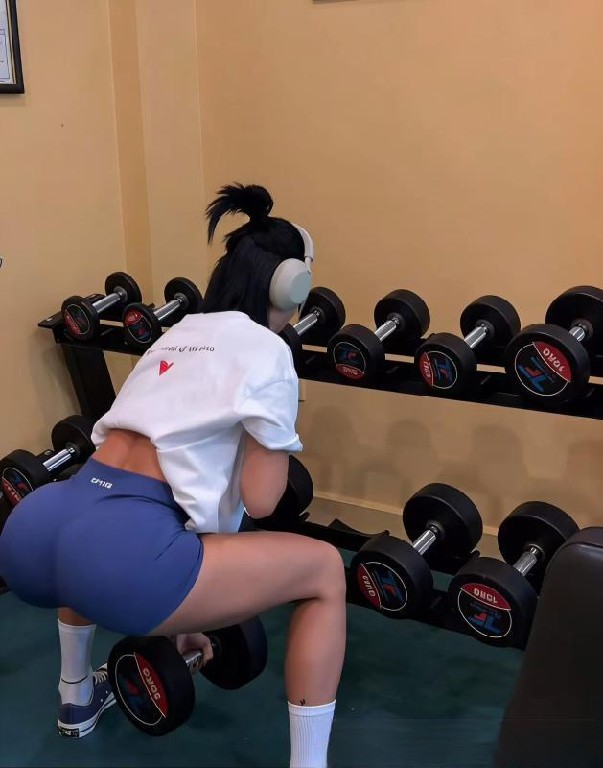 健身贝吉塔娃娃