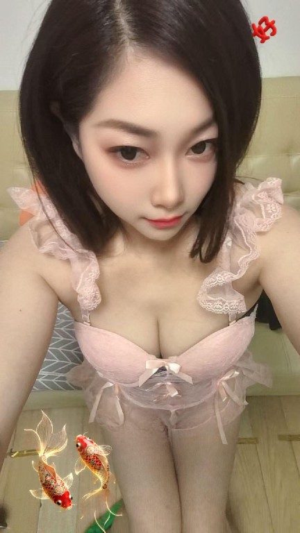 貌美肤白粉嫩大咪咪月儿