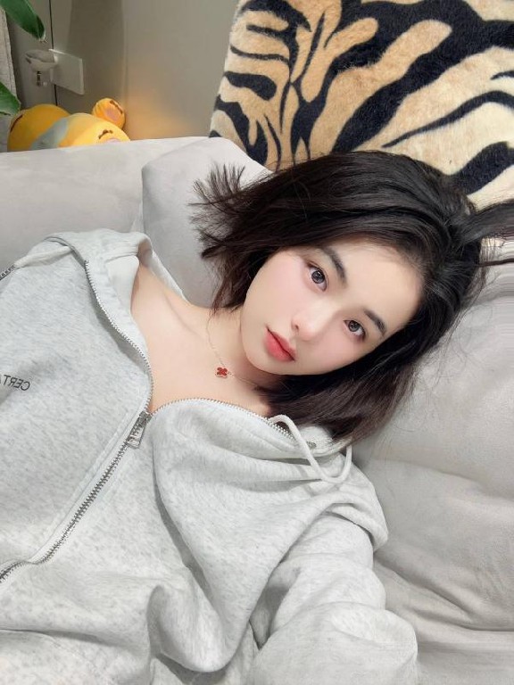 身材纤细短发御姐老师